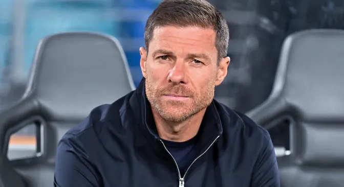 Xabi Alonso con ropa de entrenamiento del Chelsea durante la gira en Hong Kong