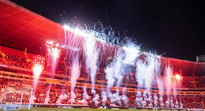 Estadio Jalisco durante el Banderazo Rojinegro con la afición del Atlas apoyando la presentación de su nuevo cuerpo técnico