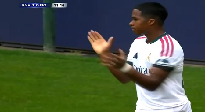  Imagen de Endrick celebrando con los brazos abiertos su gol ante la Fiorentina con la camiseta alternativa del Real Madrid